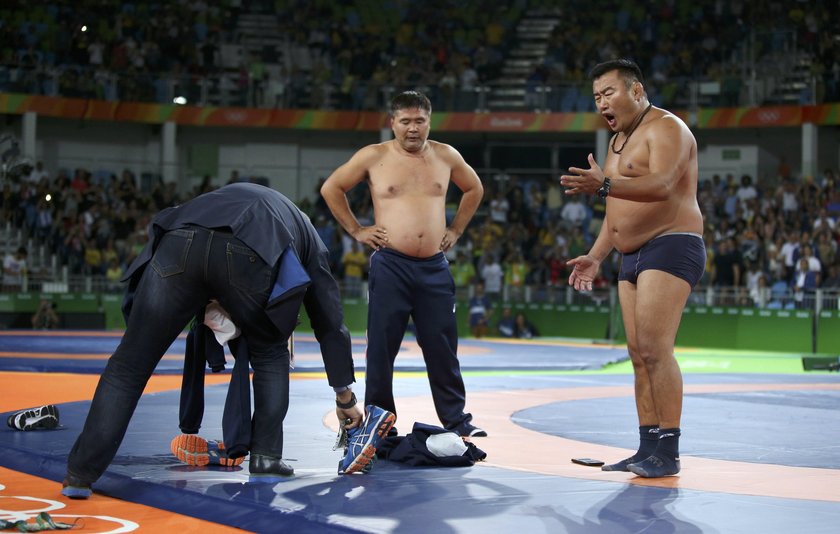 Rio 2016: Zapaśnik okradziony z medalu. Jego trenerzy rozebrali się!