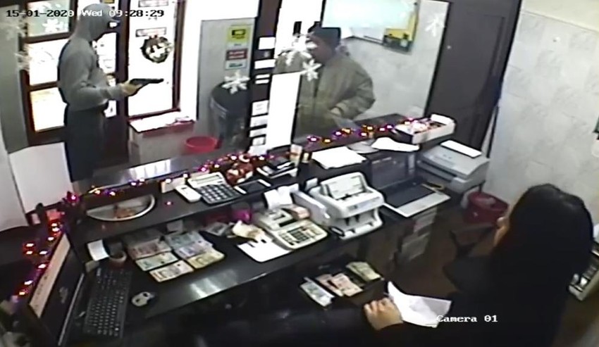 Pljačkaš je plastičnim pištoljem pretio muškarcu da izađe iz menjačnice