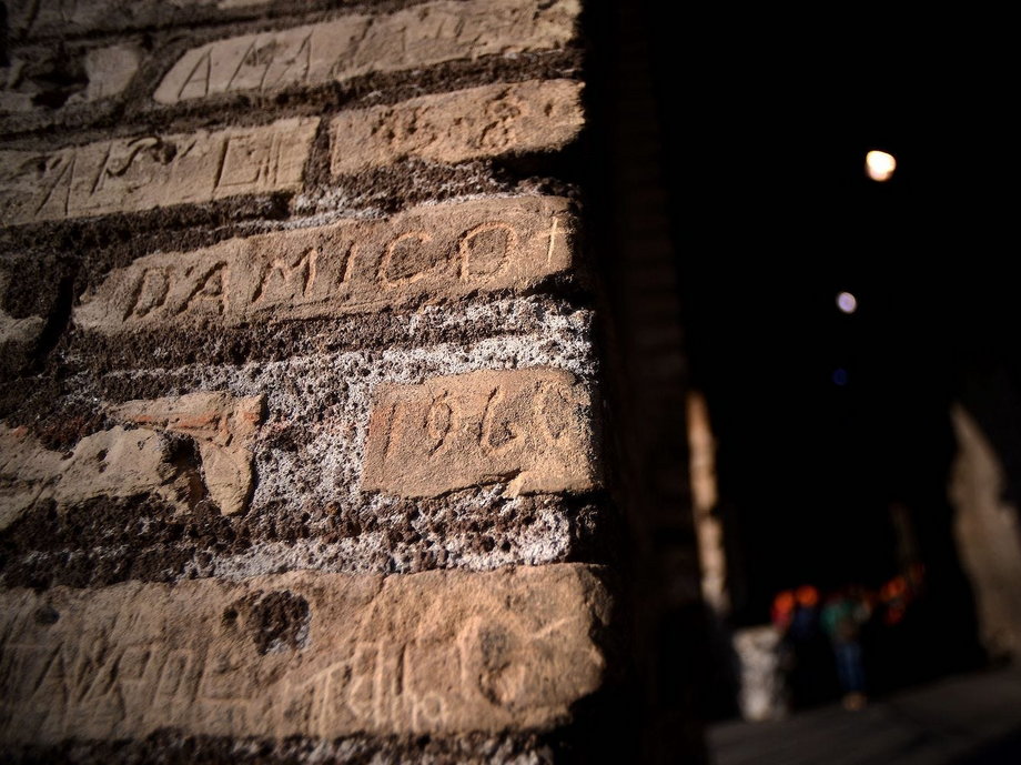 Wyryte napisy na murach Koloseum.