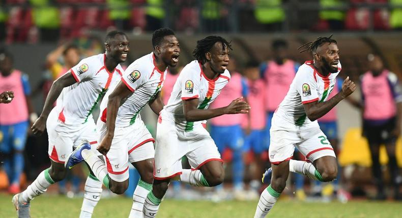 Burkina Faso players celebrate after winning a penalty shootout against Gabon in an Africa Cup of Nations last-16 match in Limbe Creator: CHARLY TRIBALLEAU