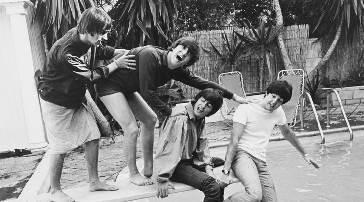 A Beatles brit popegyüttes bohóckodik a Hollywood Hills-i búvóhelyük ugródeszkáján kanadai és amerikai turnéjuk során, 1964. augusztus 28-án. Balról jobbra: Ringo Starr, John Lennon (1940-1980), George Harrison (1943-2001) és Paul McCartney. A gombafejűek az időjárásra is érzékeny voltak: az összes Beatles-nóta 15 százaléka szól az esőről és a napsütésről / Fotó: Getty Images