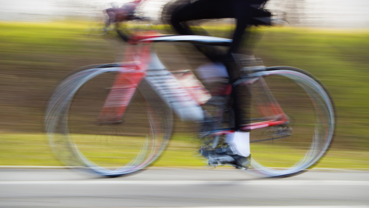 Pasażerka samochodu, który potrącił 17-letniego rowerzystę, poinformowała poszkodowanego chłopaka, że mu nie pomoże, bo widok krwi negatywnie wpłynąłby na jej dzieci - informuje "Metro".