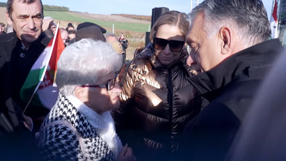 „Patás ördög ez a Gyurcsány” – Orbán Viktor idős nénivel beszélgetett az Elkxrtukról – videó 