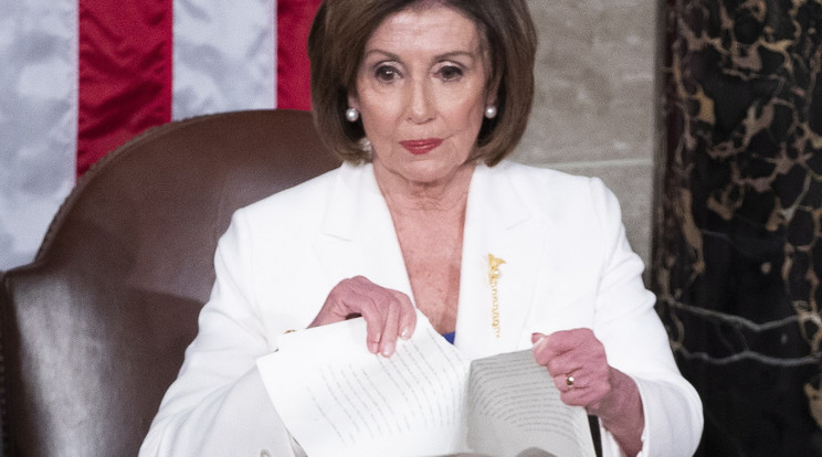 Nancy Pelosi az elnöki beszéd végén felállva a pulpituson tépte szét Trump előre leadott beszédét /Fotó: MTI EPA 