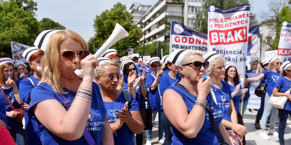 Protest pielęgniarek i położnych przed Sejmem