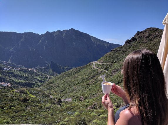 Widok na wioskę Masca z położonej powyżej wsi kawiarni Mirador La Cruz de Hilda, która jest świetnym punktem widokowym, Teneryfa. 