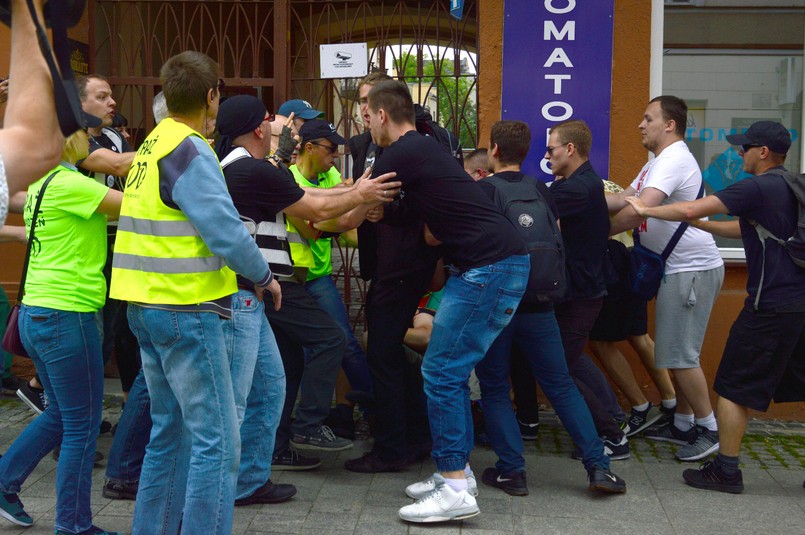 W sobotę grupa ubranych w koszulki Młodzieży Wszechpolskiej młodych ludzi pojawiła się na manifestacji KOD zorganizowanej z okazji rocznicy radomskiego Czerwca’76