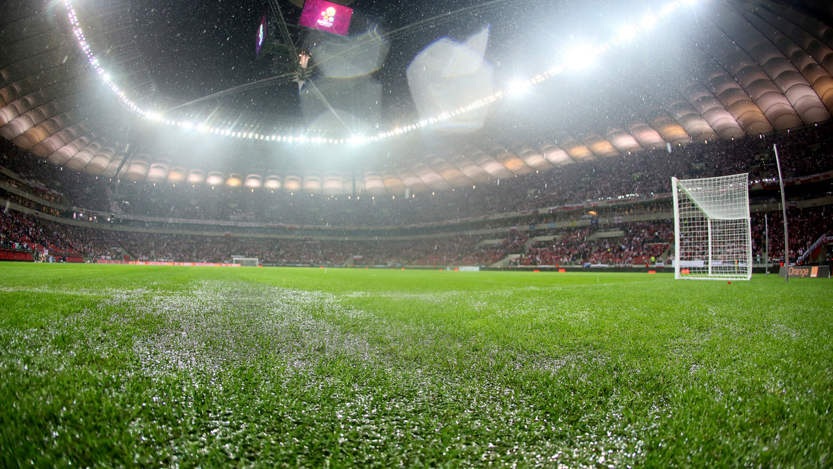 Brytyjska prasa sportowa nie może się nadziwić dlaczego wtorkowy mecz Polska-Anglia padł ofiarą deszczu, chociaż Stadion Narodowy w Warszawie ma przecież dach.