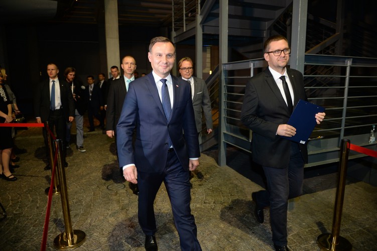 Prezydent Andrzej Duda i dyrektor MPW Jan Ołdakowski
