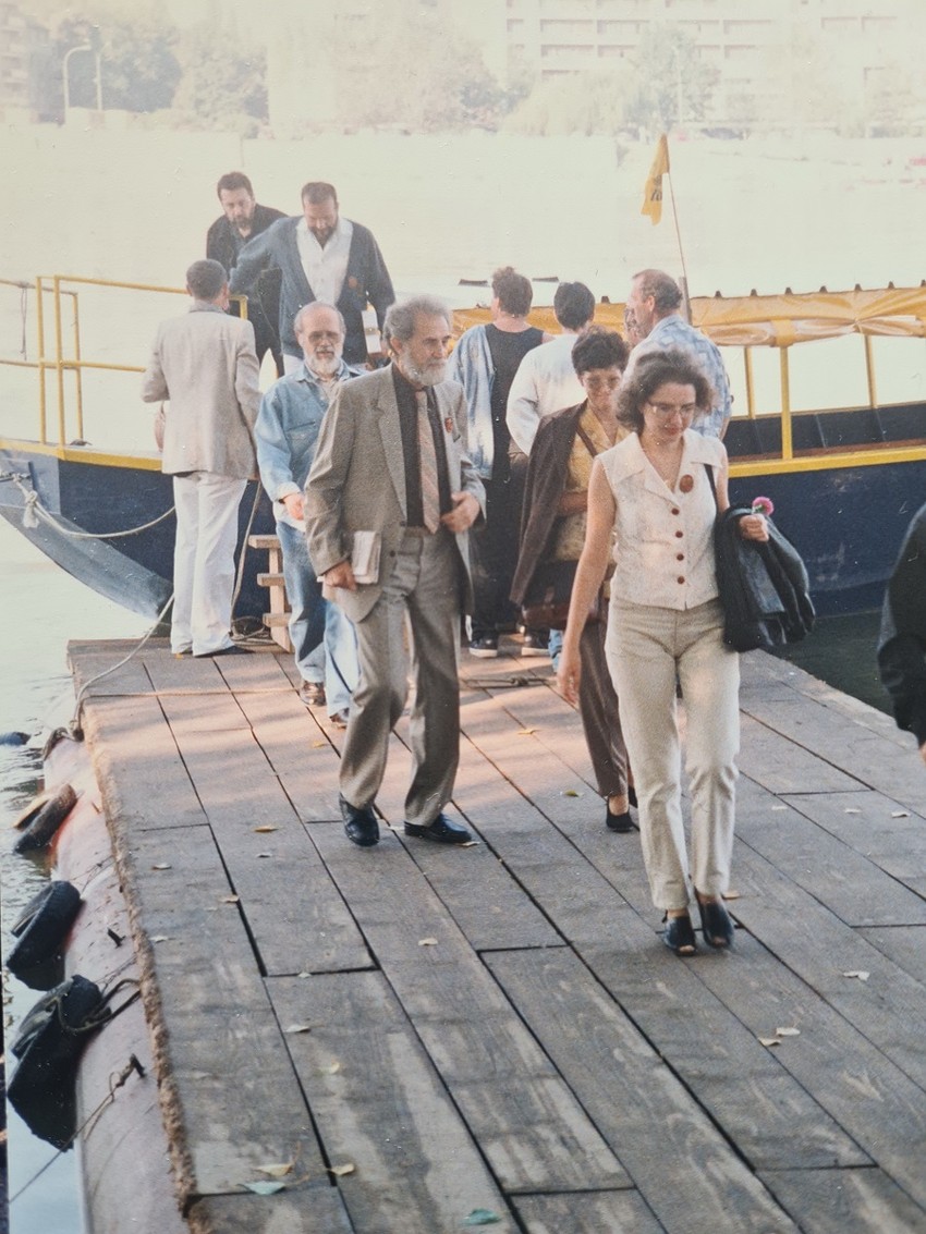 Pavle Popovic sa suprugom i pesnicima po silasku sa skele na Dunavu, 1999