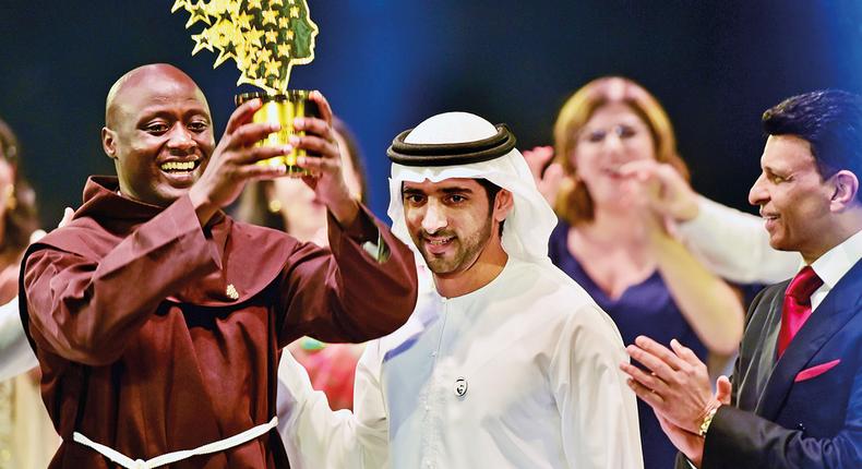 Shaikh Hamdan presents the Best teacher award to Peter Tabichi, a Maths and Physics teacher from Kenya, as Sunny Varkey, founder of the GESF, looks on. (Gulf News)