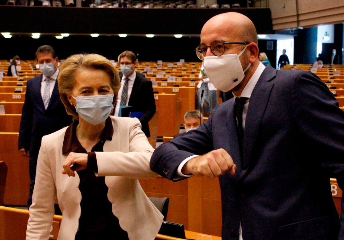 Parlament Europejski. Ursula von der Leyen i Carles Michel
