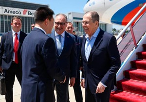 Sergej Lavrov na aerodromu u Pekingu 13. jula