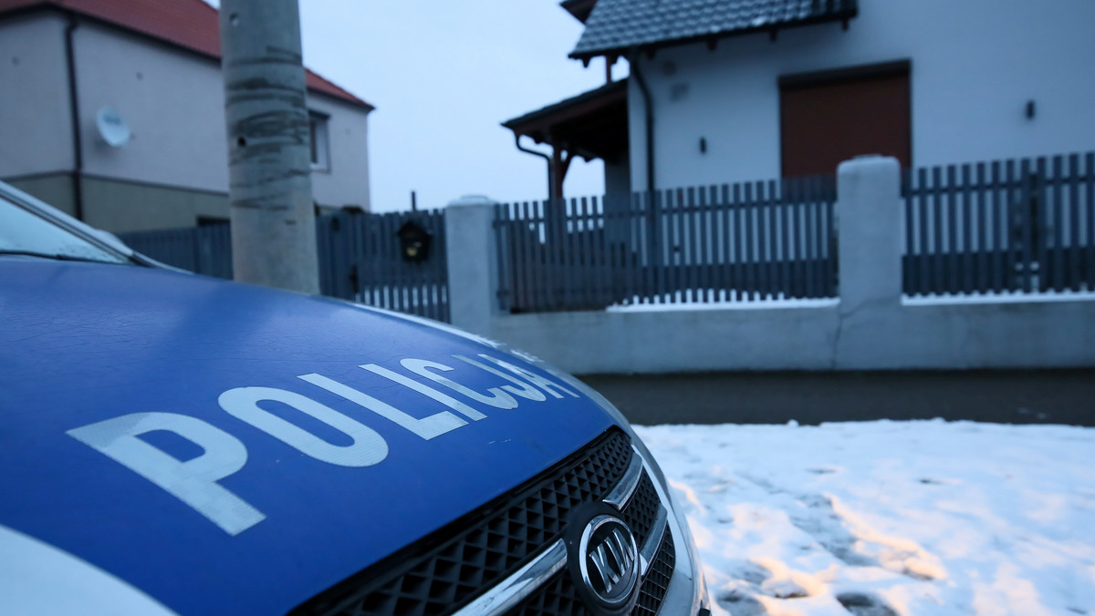 W jednym z mieszkań w wielkopolskim Ostrzeszowie policja ujawniła w poniedziałek ciała kobiety i mężczyzny – powiedziała rzecznik prasowy ostrzeszowskiej policji Ewa Jakubowska.