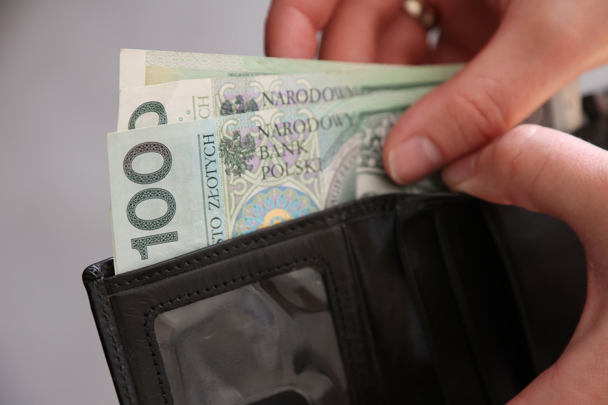 1700 zł co miesiąc dla każdego. Nowy zasiłek w Polsce już niedługo?