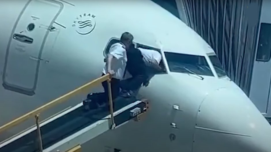 Pilot nie mógł wejść do kokpitu. Wybrał okno [WIDEO]