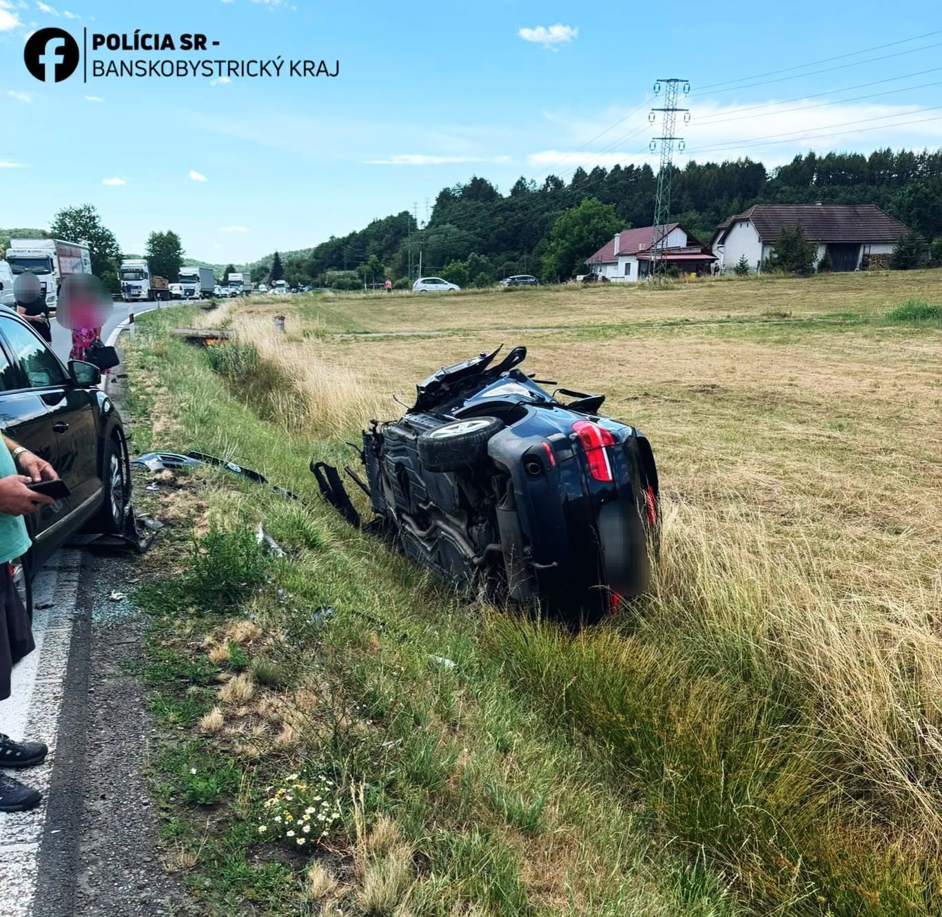 Pri Krupine sa zrazil kamión s dvomi osobnými autami.