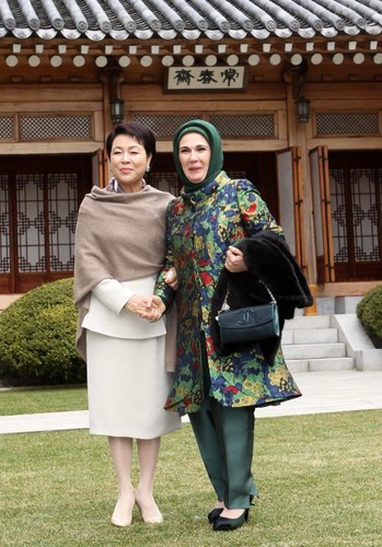 Małżonka prezydenta Korei Południowej, Kim Yoon-ok i Emine Erdogan - małżonka premiera Turcji