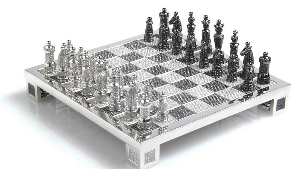 Zastanawialiście się kiedyś, jak wygląda zestaw szachowy wart pół miliona dolarów? Odpowiedzi na to pytanie udzielił Bernard Maquin, światowej sławy francuski artysta, designer i projektant biżuterii.