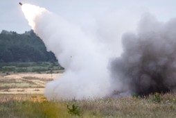 Ćwiczenia z wykorzystaniem wyrzutni HIMARS w ośrodku poligonowym Centrum Szkolenia Artylerii i Uzbrojenia w Kijewie,