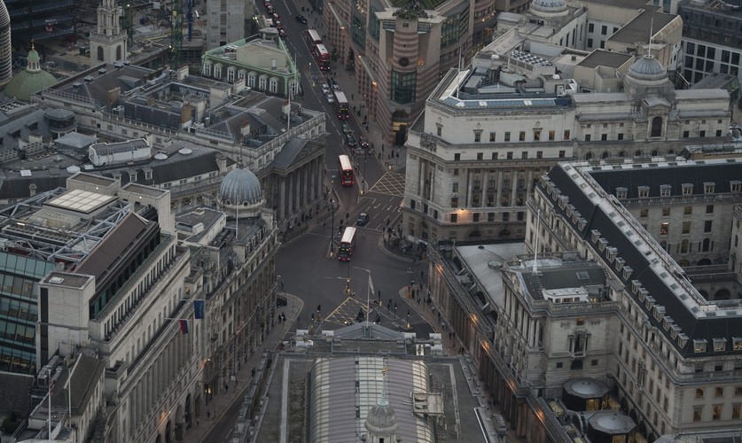 Widok z góry na centrum finansowe w Londynie. Po prawej stronie wydać budynek strażnikiem brytyjskiego funta, czyli Bank Anglii.

<br><br> EPA / WILL OLIVER <br>Dostawca: PAP/EPA