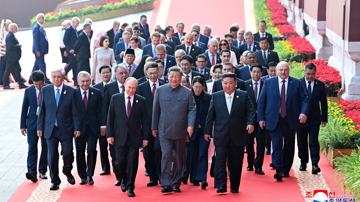 Putin, Si Đinping i Kim Džong Un u prvom redu, dok državnici koračaju ka Trgu Tjenanmen da bi gledali paradu kineske vojske povodom 80 godina od dana pobede u Drugom svetskom ratu | Foto: KCNA via REUTERS