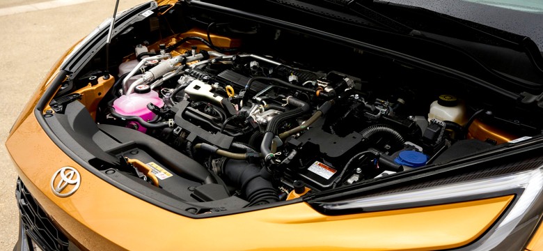 Nowy SUV Toyoty znika w ciemno. Spala 3,2 l na 100 km. Ile kosztuje?