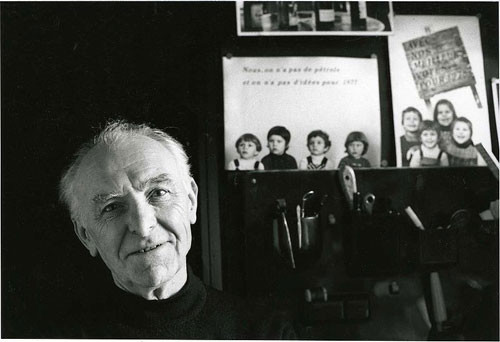 Robert Doisneau w studio fotograficznym. Fotografia z 1992 r. fot.Bracha L.Ettinger, Wikimedia Commons. 