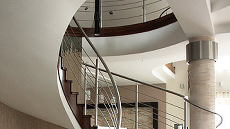 Schody są pierwszoplanowym elementem architektury przestrzeni domowej. W ciągu ostatnich lat ponownie nabrały szczególnego wymiaru - pełniąc swą funkcję użytkową stały się jednocześnie elementem kompozycji wnętrza i jego dekoracją.