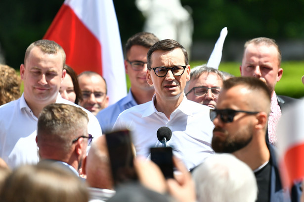 Henryków (woj. dolnośląskie), 11.06.2022. Premier Mateusz Morawiecki (C) na spotkaniu z mieszkańcami w Henrykowie na Dolnym Śląsku, 11 bm. w ramach objazdu po kraju. Prezes PiS wezwał polityków Zjednoczonej Prawicy do mobilizacji i spotkań z wyborcami. (aldg) PAP/Maciej Kulczyński