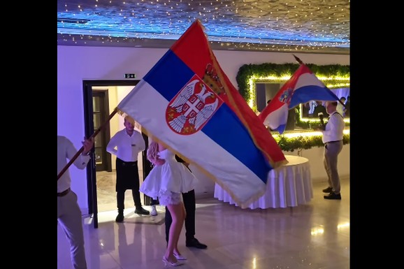 Na svadbi u Dubrovniku se zavijorile srpska i hrvatska zastava! Mladoženja odmah morao da reaguje: 