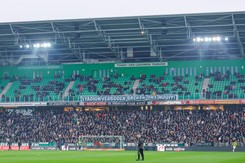 Skandal w Holandii. Sędzia uderzony rzuconym z trybun kubkiem piwa