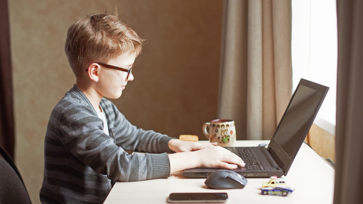 Co czwarty nastolatek otrzymywał intymne zdjęcia przez internet, a niemal co dwunasty takie zdjęcia wysyłał - wynika z badań przedstawionych w Opolu podczas konferencji poświęconej bezpieczeństwu dzieci w cyberprzestrzeni oraz programowi "Cyberbezpieczny Uczeń".