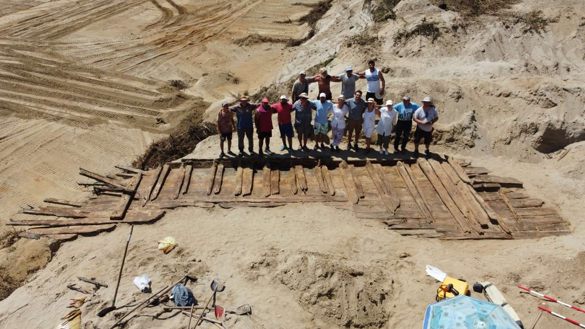 Viminacium'daki arkeologlar ve işçiler, geminin kalıntılarını kazdıktan sonra
