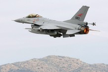 Obiecali wysłać Ukrainie F-16. Myśliwce utknęły w europejskiej bazie