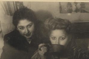 Melania Fogelbaum (z prawej) i Helena Zemler, Łódź, 1942 r. 