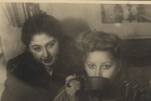 Melania Fogelbaum (z prawej) i Helena Zemler, Łódź, 1942 r. 