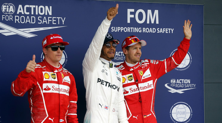 A győztes brit Lewis Hamilton, a Mercedes (k), a második helyezett finn Kimi Räikkönen, a Ferrari versenyzője (b) és harmadik helyezett német csapattársa, Sebastian Vettel a Forma-1-es autós gyorsasági világbajnokság Brit Nagydíjának időmérő edzése után Silverstone-ban 2017. július 15-én, egy nappal a futam előtt. /Fotó: MTI/AP/Frank Augstein