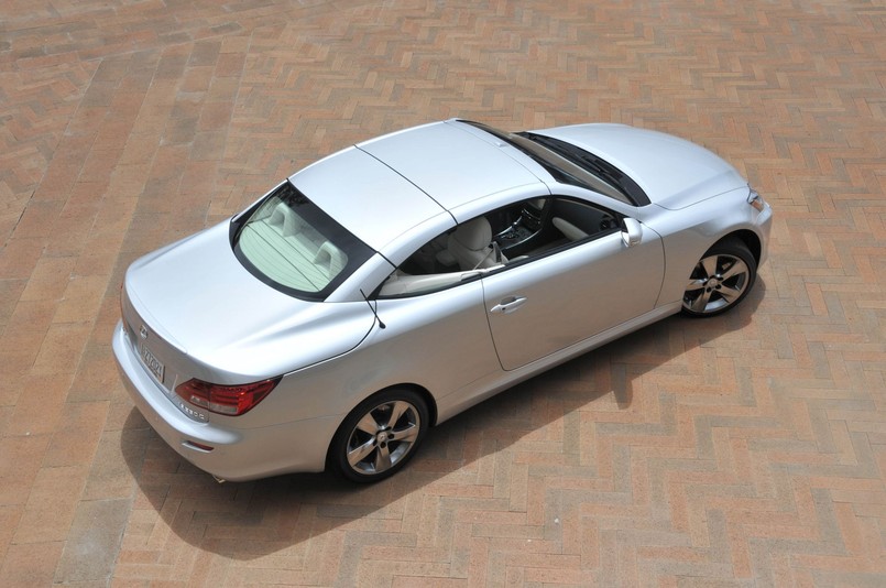 Ten Lexus 2010 IS350C ma trzyczęściowy dach z aluminium.