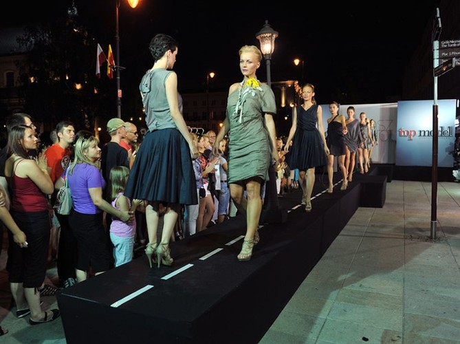 Top Model: sesje i pokazy w trudnych warunkach