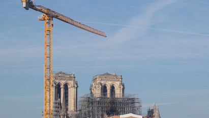Még minidig veszélyben van a Notre-Dame