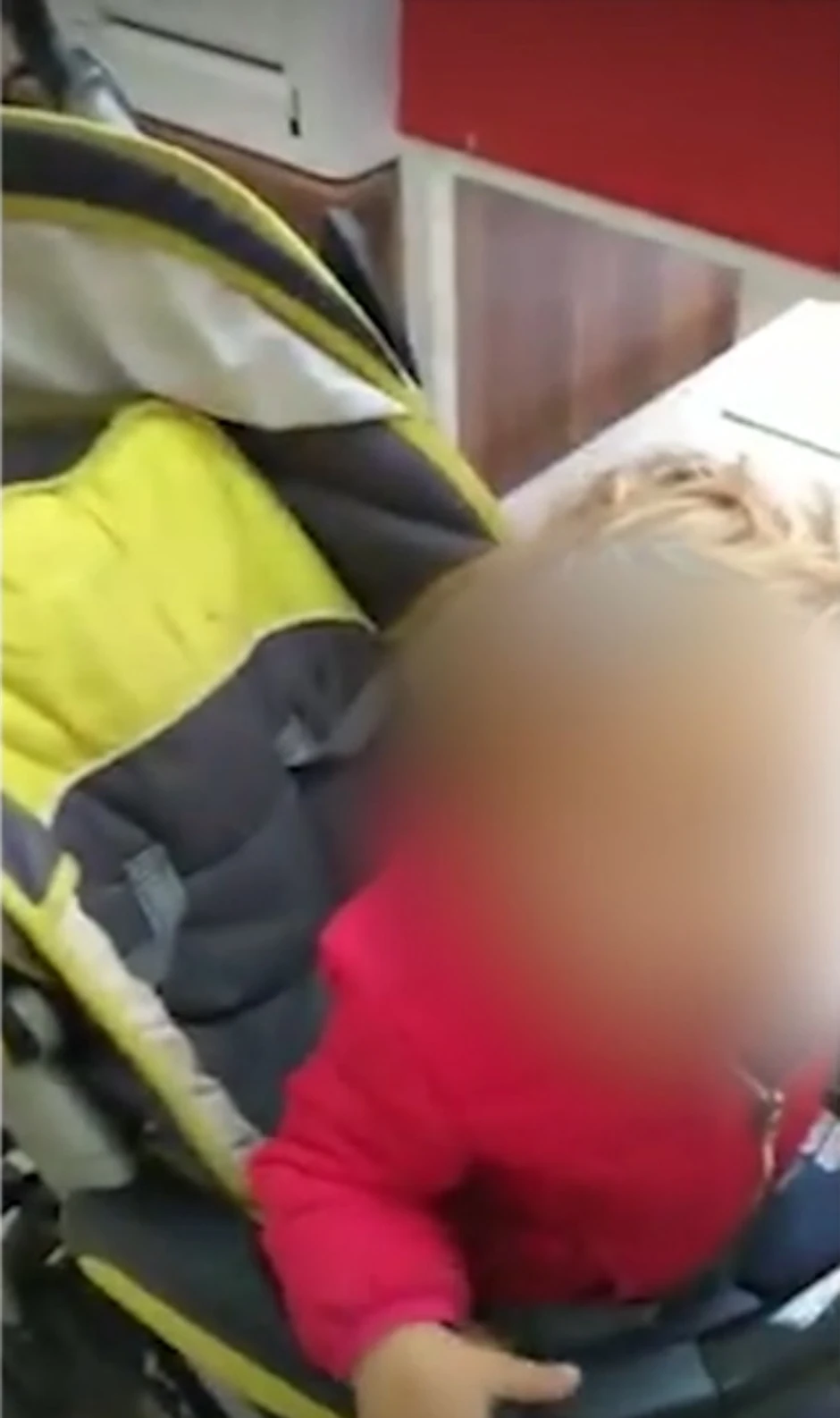 Na snimku se vidi i devojčica