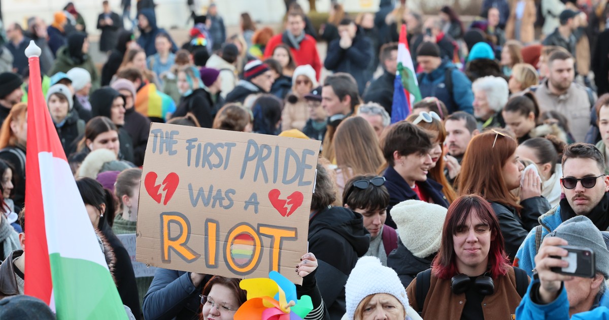 A Parlament előtt tüntetnek a gyülekezési jogért és a Pride mellett – fotók