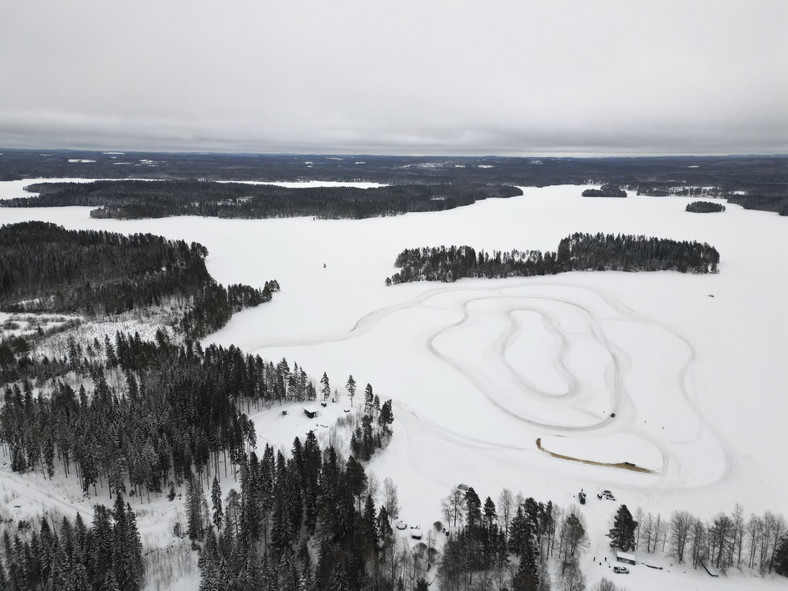 Lodowy tor na zamarzniętym jeziorze w Finlandii