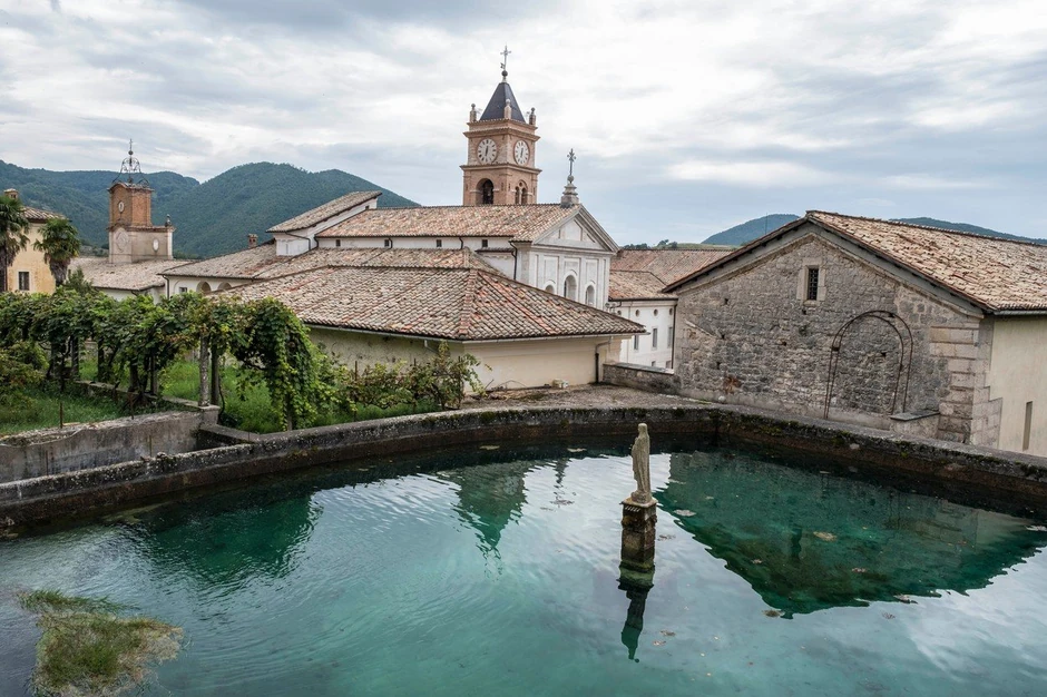 U manastiru će se osim populizma predavati i teologija, filozofija, istorija i ekonomija