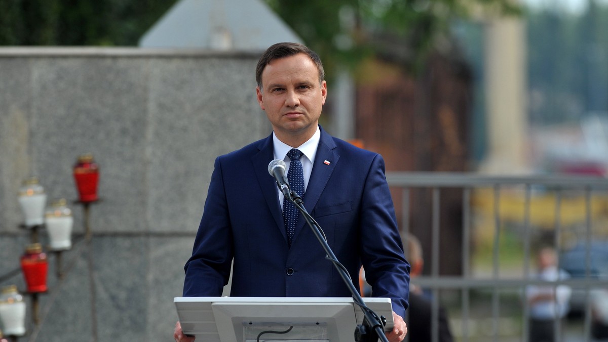 - Związek zawodowy stoi ponad władzą, jeżeli władza robi błędy - powiedział prezydent Andrzej Duda podczas uroczystości jubileuszowych pod bramą Stoczni Szczecińskiej związanych 35. rocznicą podpisania Porozumień Sierpniowych. Prezydent wskazał również, co jest jego zdaniem największym problemem przemian ustrojowych w Polsce. Na obchody nie zostali zaproszeni politycy PO, którzy złożyli kwiaty dwie godziny przed rozpoczęciem oficjalnych uroczystości.