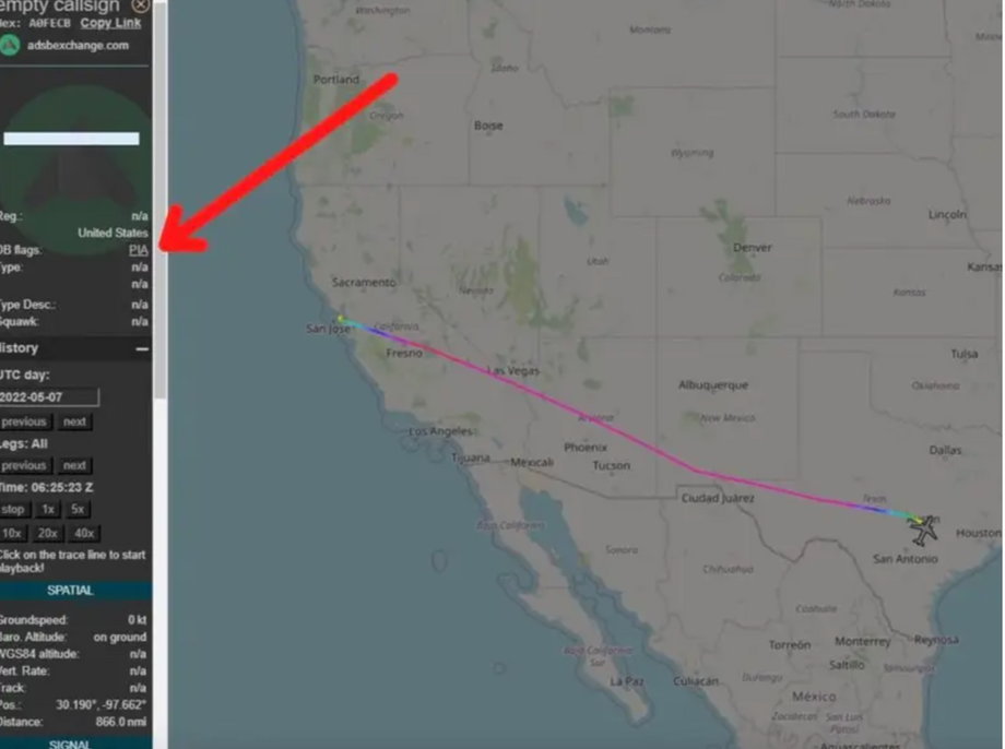 Lot prywatnego odrzutowca Elona Muska z flagą PIA, śledzony przez Jacka Sweeneya.