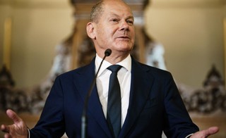Kanclerz Scholz: Dostarczamy Ukrainie bardzo dużo broni