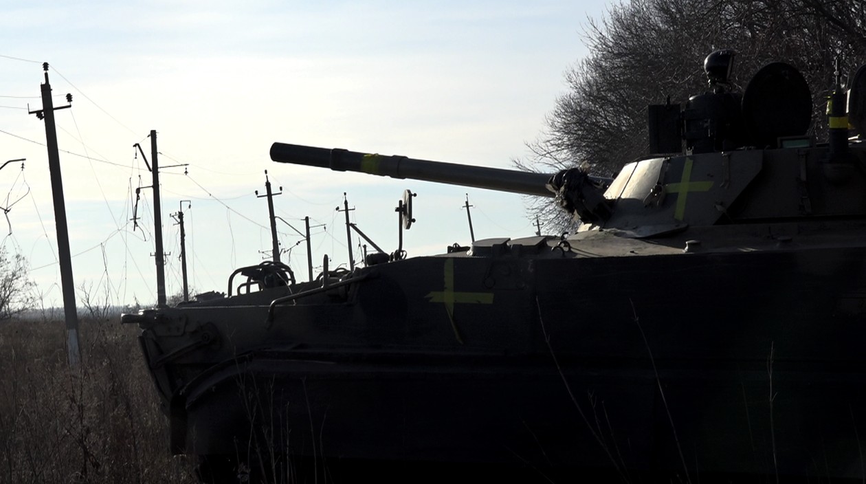 Druty ze zniszczonej linii średniego napięcia, o które rykoszetowały pociski z BMP-3.