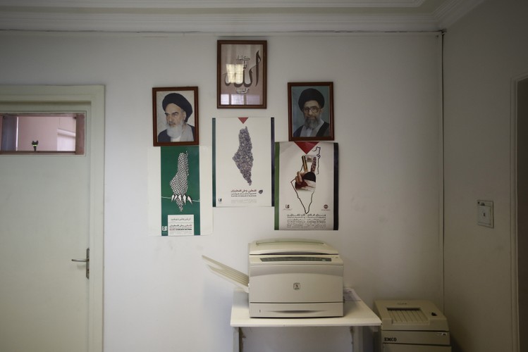 W przeciwieństwie do panującego powszechnie zamieszania i różnorodności, duchowe przywództwo kraju pozostaje nienaruszone. Religia to wciąż jeden z kluczowych dla Iranu obszarów. Na zdjęciu widać biura irańskiego rządu, gdzie na ścianie wiszą portrety Ali Chamenei'ego (po lewej), duchowego przywódcy Iranu oraz Ruhollaha Musawi Chomeini'ego (po prawej) założyciela Islamskiej Republiki Iranu. Teheran, Iran, 24.08.2015